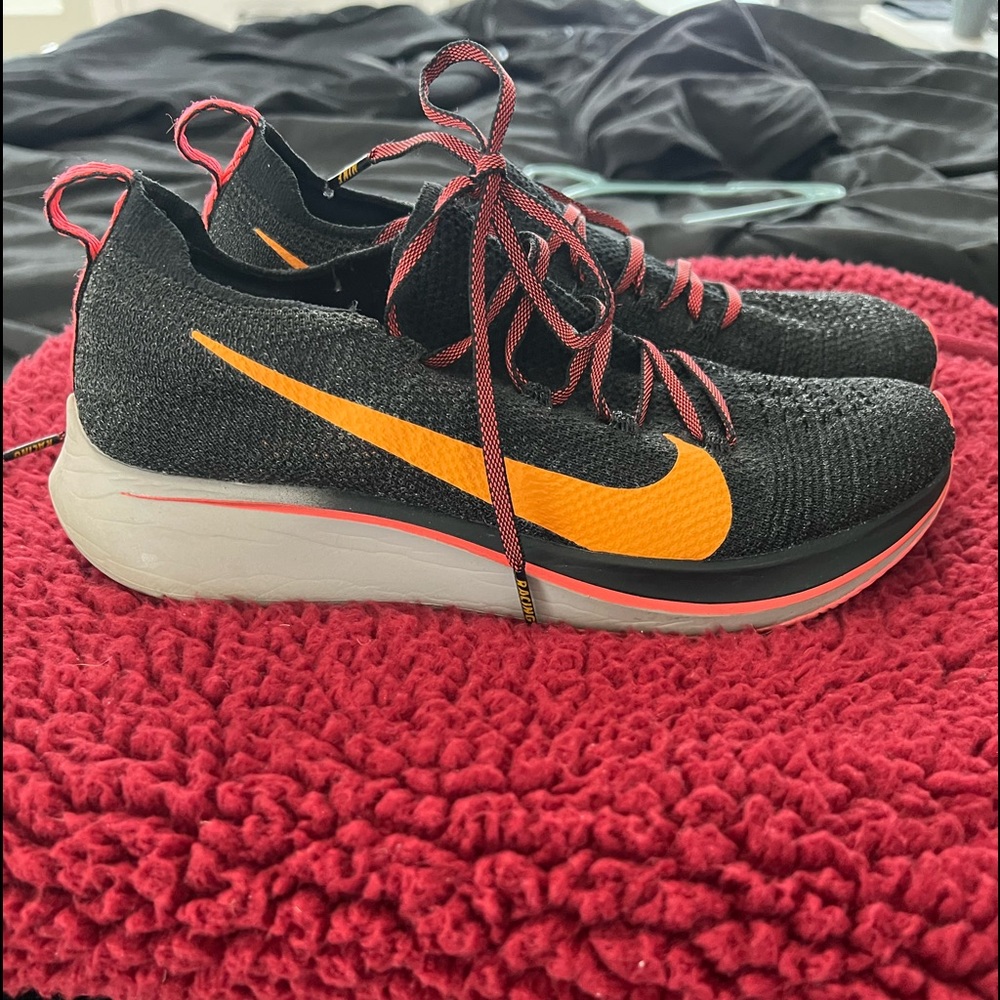 Nike sneakers mens size 7 (fits ladies 8.5)